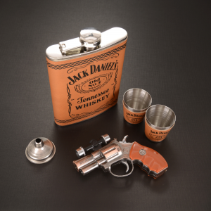Стилен комплект за мъж с джобно шише и чаши Jack Daniels